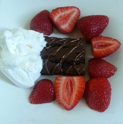 3 points plus weight watchers desert. Fiber one 90 calorie brownie= 2 points, 4 fresh strawberries & 2 Tbs of cool whip 1 point. Fiber One Brownie Dessert, Fiber One Brownie, Ww Food, Fiber One, Points Plus, Brownie Desserts, Fresh Strawberries, Cool Whip, Fresh Strawberry