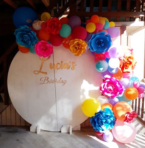 Paper flowers, ballons garland Mexican Balloon Backdrop, Balloon And Paper Flower Backdrop, Balloon Garland With Paper Flowers, Balloon Arch With Paper Flowers, Paper Flowers And Balloons Backdrop, Mexican Balloon Garland, Mexican Theme Balloon Garland, Mexican Theme Backdrop Ideas, Fiesta Balloon Arch