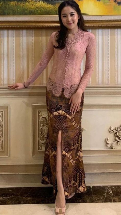 Kebaya Wisuda Simple, Model Kebaya Modern Dresses, Model Rok Kebaya, Kebaya Simple Elegant, Rok Batik Modern, Model Blouse Batik, Model Kebaya Wisuda, Kebaya Simple, Mix And Match Outfits Hijab