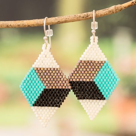 Geometric shapes create a dazzling illusion that serves as a portal to a modern and bold dimension. El Salvador's Pearls of the Sea Youth Group works with glass beads to create these avant-garde dangle earrings, whose diamond shape in ivory, turquoise, metallic and black hues exudes elegance. As a comfortable touch, sterling silver hooks complete the earrings. Square Beaded Earrings, Miyuki Earrings, Macrame Creations, Earring Inspo, Beaded Earring, Youth Group, Square Bead, Ear Rings, Beaded Dangle Earrings