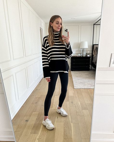 Beige Sweater Outfit, Black Turtleneck Outfit, Sweater Leggings Outfit, Veja Venturi, Zapatillas Veja, Striped Sweater Outfit, Basket Veja, Legging Outfit, Veja Esplar