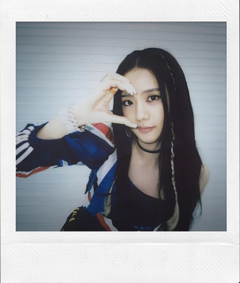 Born Pink Polaroid, Jisoo Card, Bp Polaroid, Jisoo Photocard, Pink Polaroid, Bts Twice, Jennie Jisoo, Polaroid Photos, Lisa Rosé