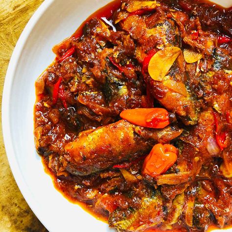 Cooked with chillies, garlic, shallots and tomatoes, this sardines recipe elevates regular canned sardines, giving it an Indonesian twist. Sardine Curry, Sardine Recipes Canned, Sardines Recipe, Canned Fish Recipes, Canned Sardines, Sardine Recipes, Fish Curry, Tomato Recipes, Asian Cooking