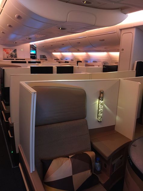 Etihad Business Class: Best Night's Sleep I've Had in a Long Time Business Class Etihad, Etihad Business Class Travel, Business Class Aesthetic, Flying Business, Identity Poster, Plane Window View, Air Aesthetic, Business Class Travel, Airport Vibes