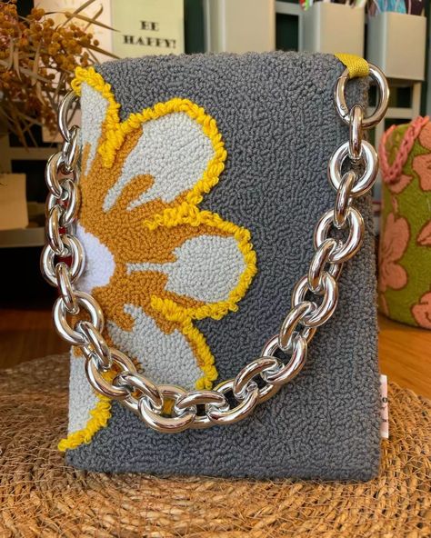 Punch Çanta 💛 #punch #punchneedle #punchneedleart #bag #punchphonebag #embroidery Punch Needle Ideas Inspiration, Tufting Bag, Punch Nidle, Floral Wallpaper Phone, Craft Punches, Punch Needle Embroidery, Punch Art, March 17, Needle Art