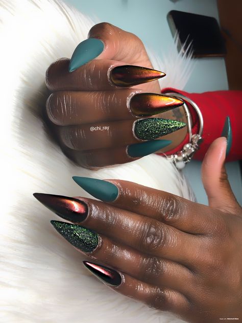 Fall Stelito Nails, Winter Chrome Nails Designs, Emerald Nails With Gold, Nails Hunter Green, Green Christmas Nails Short, Hunter Green Nails Design, Green Chrome Nails Designs, Emerald Green Chrome Nails, Stelito Nails