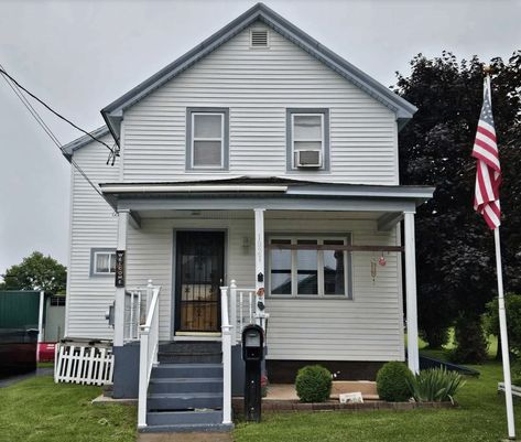 c.1890 New York Starter Home For Sale Under $95K - Old Houses Under $100K Small American House, Middle Class Homes, Old American Houses, Poor House, Victorian Era Homes, Cheap House, Suburban Home, Three Season Room, Reference Board