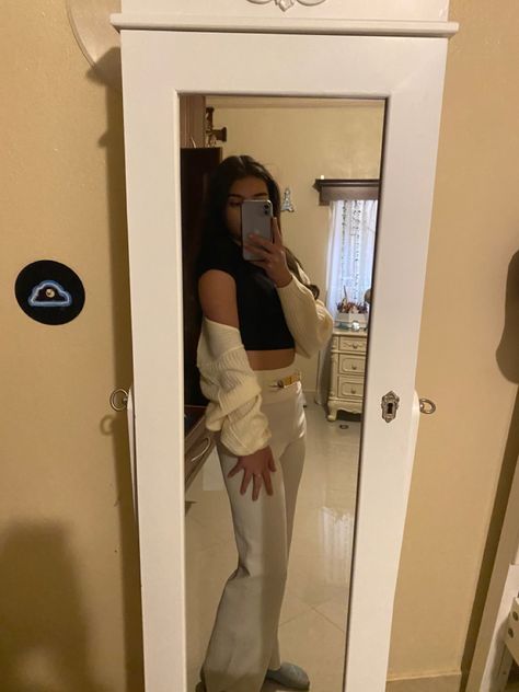 White flared pants. black cami. Little white jacket White Flare Leggings Outfit, White Flare Leggings, Flare Leggings Outfit, White Flare Pants, Flare Legging, Black Cami, White Flares, Leggings Outfit, Black Camis