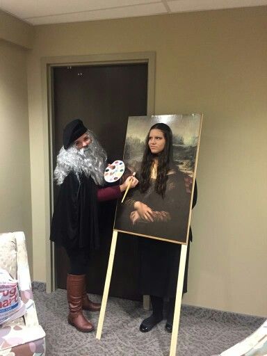 DIY Mona Lisa and Leonardo da Vinci halloween costume Leonardo Da Vinci Theme Party, Leonardo Da Vinci Costume Diy, Mona Lisa Costume, Homeade Halloween Costumes, Parisian Party, Diy Couples Costumes, Themed Halloween Costumes, Clever Halloween Costumes, Culture Day