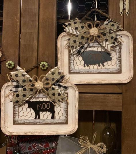 Dollar Store Wall Decor, Chicken Wire Crafts, Farmhouse Crafts, Dollar Store Hacks, Farm Crafts, Diy Dollar Tree Decor, Dollar Tree Decor, Spruce Up Your Home, Dollar Tree Diy Crafts