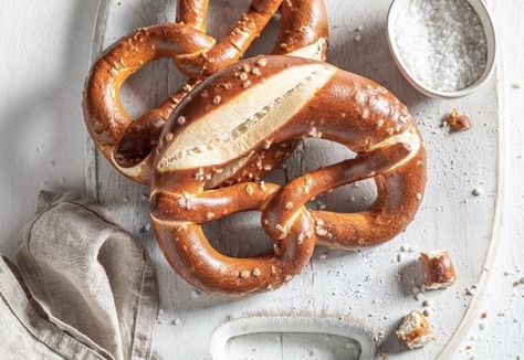 Pretzel Shapes, Pretzel Dip Recipes, Almond Paste Cookies, Authentic German Recipes, Easy German Recipes, Spiced Applesauce, Pretzel Shape, German Bread, German Desserts