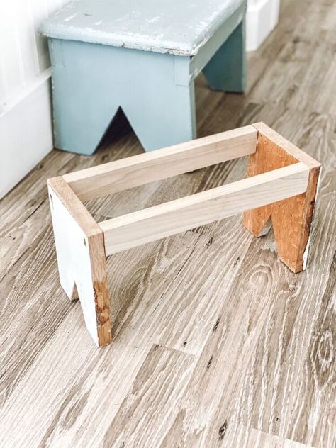 Diy Stool, Scrap Wood Projects, Wood Stool, Funky Painted Furniture, Diy Wood Projects Furniture, Diy Furniture Table, Diy Coffee, Wooden Stools, Diy Vintage