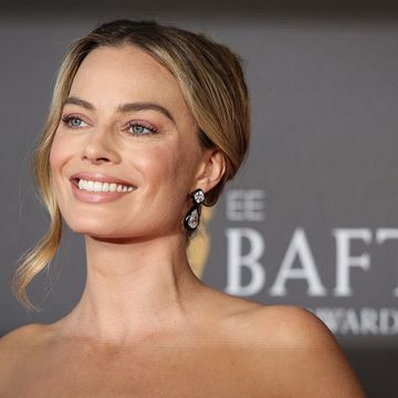 Margot Robbie BAFTAS 2024 Margot Robbie Red Carpet Makeup, Margot Robbie Natural Makeup, Margot Robbie Updo, Contrast Makeup, Margot Robbie Red Carpet, Margot Robbie Makeup, Best Long Lasting Lipstick, Red Carpet Makeup, Body Hygiene