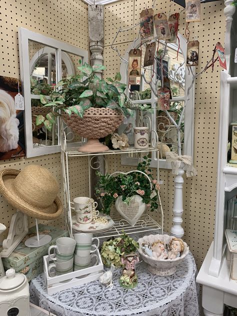 Valentine Booth Display Ideas, Flea Market Booth Ideas, Market Booth Ideas, Flea Market Displays, Booth Display Ideas, Vintage Market Booth, Gift Shop Interiors, Craft Booths, Vintage Booth Display