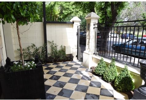 Small Front Courtyard Ideas, Enclosed Courtyard Ideas, Home Exterior Remodel, European Courtyard, Privacy Patio, Cottage Courtyard, Exterior Cottage, Courtyard Gate, Perimeter Fence