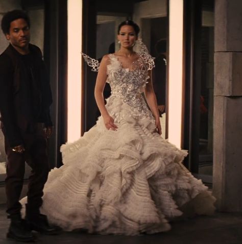 Katniss Wedding Dress, Mockingjay Dress, Hunger Games Wedding, Hunger Games Costumes, Hunger Games Costume, Hunger Games Outfits, White Silver Wedding, Hunger Games Fashion, Silver Wedding Dress