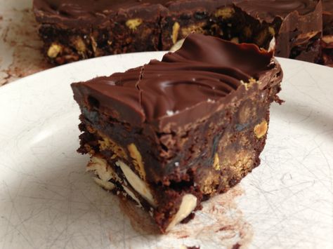 Green & Blacks chocolate tiffin. Recipe uses ginger biscuits. Yum! Chocolate Tiffin Recipe, Chocolate Tiffin, Fridge Cake, Tiffin Recipe, Biscuit Bar, Ginger Biscuits, Kitchen Windowsill, Book Stand, S'mores