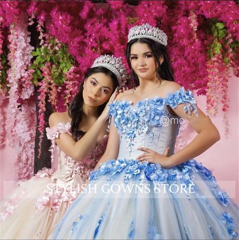 Quince Twins, Twin Quinceanera Ideas, Twins Quinceanera, Quinceanera Photos, Quince Picture Ideas, Quince Photoshoot, Quince Pictures, Twins Posing, Quince Decor