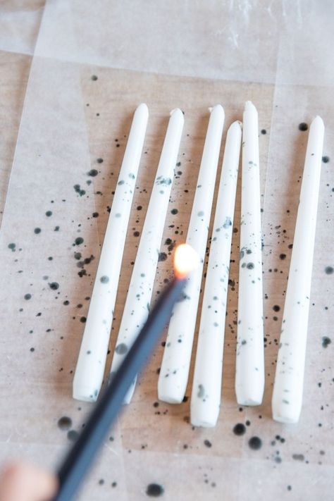 Diy Dipped Candles, Painting Candles With Wax Diy, Paint Taper Candles Diy, Easy Candle Painting Ideas, Diy Candle Plate, Decorated Candles Diy, How To Paint Candles Diy, Candle Painting Tutorial, Painting On Candles Easy Diy