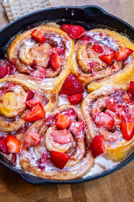 A quick and delicious recipe using Pillsbury Cinnamon Roll dough and fresh fruity strawberries! Pilsbury Cinnamon Rolls, Cinnamon Rolls Quick, Pillsbury Breakfast, Pillsbury Cinnamon Roll Recipes, Cream Cinnamon Rolls, Roll Dough Recipe, Strawberry Cinnamon Rolls, Pillsbury Cinnamon Rolls, Cinnamon Roll Recipe