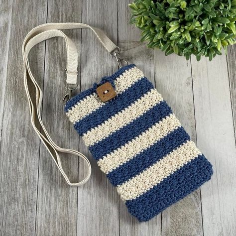 Winter Hills Cellphone Bag - Free Crochet Pattern - Crochets By Trista Crochet Phone Case Pattern, Belt Bag Pattern, Crochet Phone Case, Phone Bag Crochet, Phone Case Pattern, Phone Bag Pattern, Crochet Mini Bag, Crochet Bikinis, Cellphone Bag