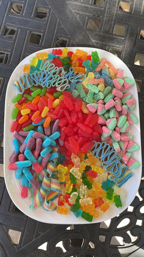 Candy Charcuterie, Candy Salad, Sleepover Snacks, Candy Videos, Candy Board, Summer Candy, Birthday Party Snacks, Charcuterie Inspiration, Sleepover Food