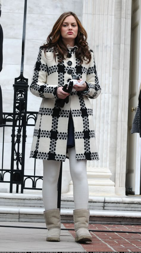 Blair wears a MILLY coat in 2x16 "You've Got Yale" Blair Waldorf Autumn Outfits, Blair Waldorf Winter Outfits, Gossip Girl Winter Outfits, Blair Outfits, Movie Fashion Outfits, Estilo Blair Waldorf, Estilo Gossip Girl, Blair Waldorf Outfits, Blair Waldorf Style