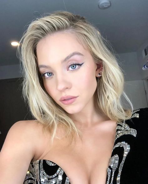 Sydney Sweeney Drops Her Skin-Care Routine | Glamour Sydney Sweeney Selfie, Sydney Sweeney Makeup, Celebrity Diets Plan, Blackbird Song, Felicia Hardy, Celebrity Selfies, Celebrity Diets, New Year's Makeup, New Years Eve Makeup