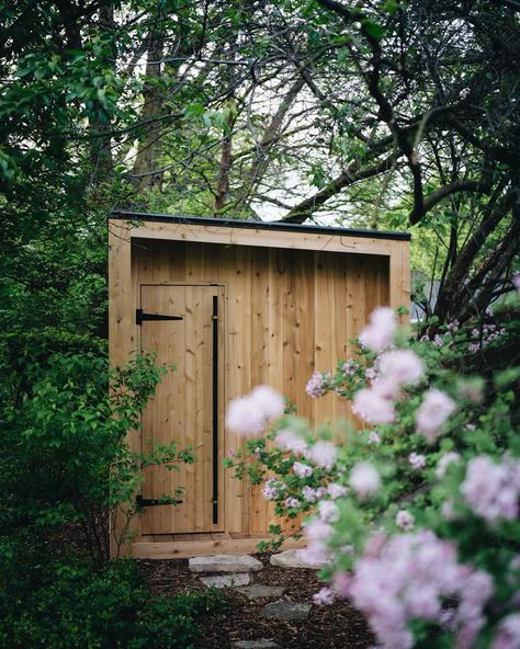 Is it time to spring for a sauna? Just let me know if you want wood fired or electric. Homemade Sauna, Sauna And Cold Plunge, Rustic Saunas, Modern Saunas, Sauna House, Bench Design, Traditional Saunas, Sauna Design, Outdoor Sauna