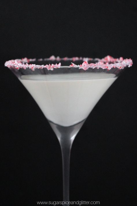 An elegant and fun Peppermint Martini using peppermint vodka, cream and candy Holiday Rum Drinks, Peppermint Martini Recipe, Painted Wine Glasses Christmas, Holiday Wine Glasses, Peppermint Vodka, Christmas Party Menu, Peppermint Martini, Christmas Drinks Alcohol Recipes, Christmas Drinks Recipes