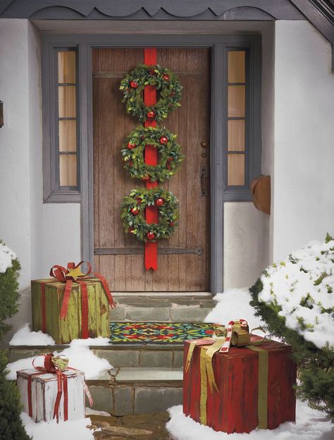 Consider displaying multiple wreaths on your door to make a bold holiday statement. Xmas Windows, Berry Wreaths, Christmas Wreath Designs, Christmas Wreath Decor, Jingle Jangle, Christmas Door Decoration, Silver Christmas Decorations, Christmas Garlands, Christmas Crafting