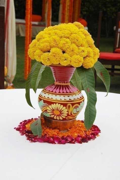 Marigold Centerpiece, Indian Wedding Centerpieces, Small Flower Arrangements, Wedding Design Inspiration, Fiesta Wedding, Bengali Wedding, Decorated Flower Pots, Marigold Flower, Modern Flower Arrangements