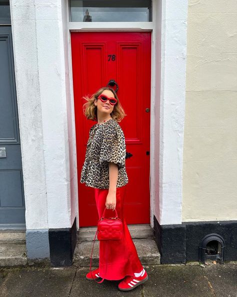 Daisy Austin | leopard print + red = chef’s kiss🤌🏼🐆❣️ #mixofprints #stylingprints #colourgalore #autumnalstyle #gannigirls #redpops | Instagram Leopard Blouse Outfit, Leopard Print Skirt Outfit, Printed Top Outfit, Printed Skirt Outfit, Leopard Print Outfits, Leopard Outfits, Leopard Jeans, Leopard Blouse, Leopard Print Skirt