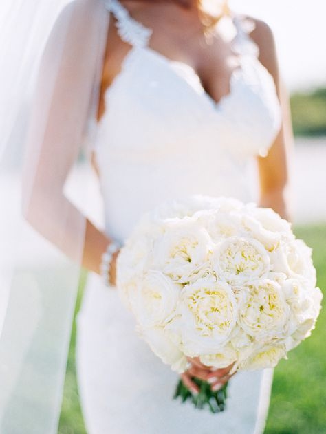 Garden Rose Bouquet Wedding, White Garden Rose, Garden Rose Bouquet, Roses Photography, Young Wedding, Bouquet Photography, Rose Boutonniere, Beautiful Outdoor Wedding, Bride Floral