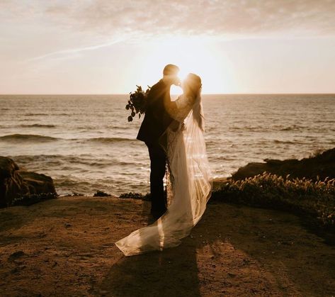 Chara Photography // Bethany on Instagram: “Realized it’s been soo long since I’ve posted on here!! So hellooo again🙋🏻‍♀️ Going to be posting more of what Ive been shooting the last…” Sunset Cliffs San Diego, San Diego Elopement, Boho Elopement, Sunset Cliffs, Point Loma, Intimate Wedding Ceremony, Beach Ceremony, California Elopement, Beach Elopement