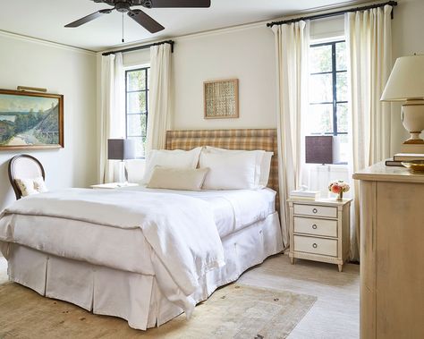 Tour interior designer Virginia Cheek's airy, bungalow in Atlanta Bedroom Design Neutral, Trendy Bedroom Design, White Guest Bedroom, Headboards Ideas, Neutral Guest Bedroom, Maggie Griffin Design, Griffin Design, Soft Sheets, Tufted Headboards