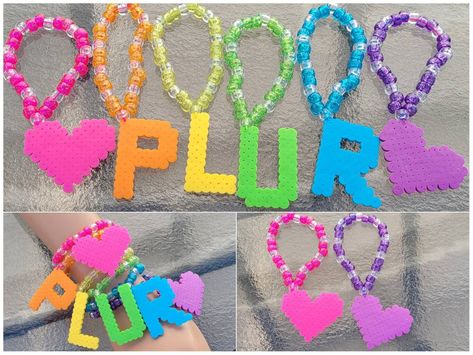 Kidcore Bracelets, Kandi Kid Outfit, Kawaii Bracelets, Rave Kandi Bracelets, Kandi Projects, Rave Candy, Rainbow Kandi, Outfit Edc, Kandi Singles