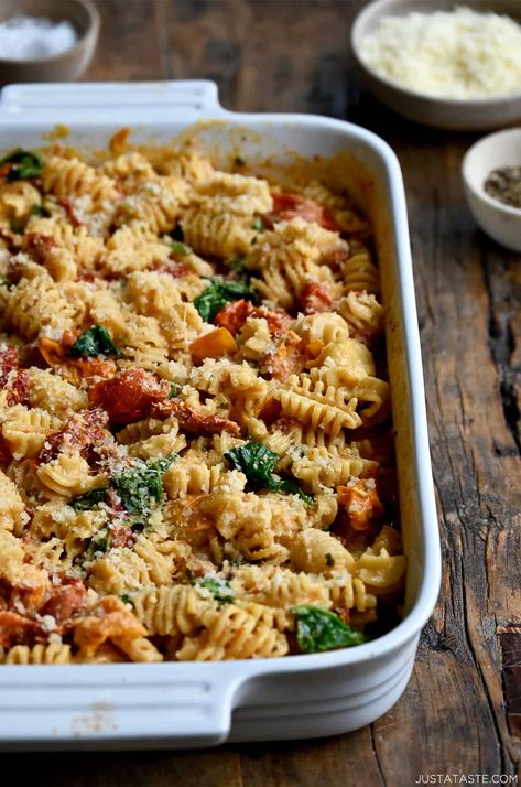 Baked Boursin Cheese, Pasta With Sundried Tomatoes, Boursin Cheese Pasta, Boursin Pasta Recipe, Baked Boursin, Boursin Cheese Recipes, Boursin Recipes, Baked Penne Pasta, Sundried Tomato Pasta