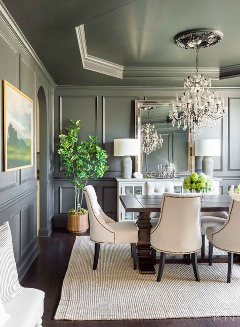 Dining Room Layout, Dark Dining Room, Green Dining Room, Dining Room Wallpaper, Dining Room Paint, White Chairs, Grey Dining Room, Dining Room Ceiling, Dinning Room Design