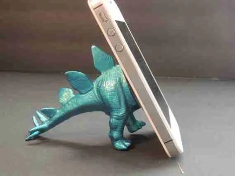 20+ Handmade Gifts Guys will Actually Like - Sometimes Homemade Plastic Animal Crafts, Diy Phone Stand, Toy Phone, Gratis Printables, Crafts For Teens To Make, Iphone Holder, Dollar Store Hacks, Iphone Stand, Op Shop