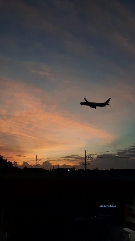 Sunset Airplane, Airplane Wallpaper, Aesthetic Places, Sky Sunset, Evening Sky, Sunset Pictures, 2024 Vision, Inspiration Quotes, Art References