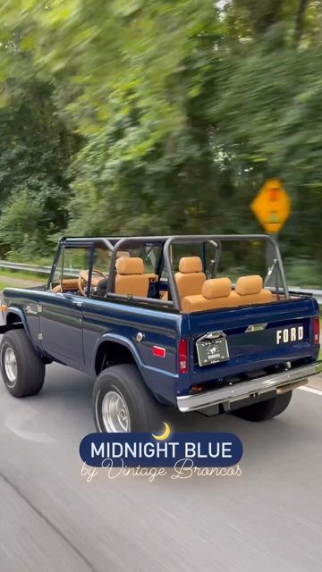 Vintage Ford Bronco Blue, Bronco Restomod, Custom Bronco, Blue Bronco, Vintage Ford Bronco, Surfer Girl Outfits, Vintage Broncos, Bronco Car, Vintage Bronco