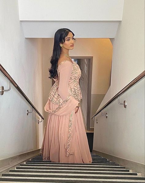 Lehenga Poses At Home, Aesthetic Lengha Poses, Poses In Eastern Dresses, Photo Ideas In Desi Outfit, Eid Posses Girl, Desi Fits Aesthetic Pictures, Bridesmaid Suits, Eid Outfit Ideas, Mehendi Outfits