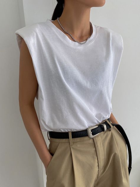 Shoulder Pad Top Outfit, Shoulder Pad Top, Outfit Primavera, Solid Tank Tops, Tank Top Outfits, Top Outfit, Basic Shirts, Blazer Outfits, White Casual