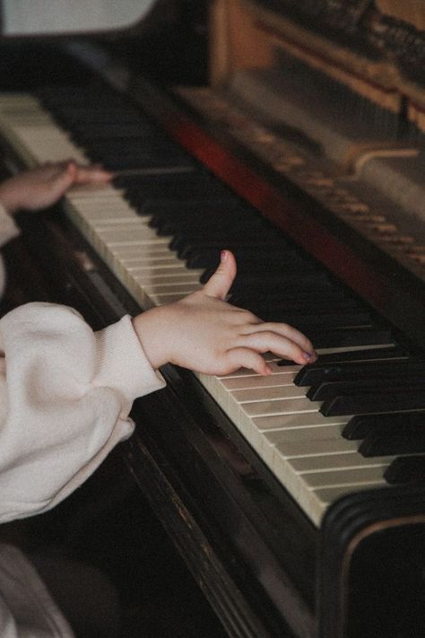 Piano Teacher Aesthetic, Piano Vibes, Piano Photo, Piano Lessons For Kids, Baby Piano, Teacher Aesthetic, Online Piano Lessons, Kids Piano, Piano Practice