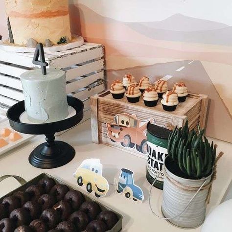 Garage Theme Birthday Party, Radiator Springs Birthday, Spring Birthday Party, Safari Theme Birthday, Radiator Springs, Second Birthday Ideas, Boy Birthday Party Themes, Cars Disney, Cars Theme Birthday Party