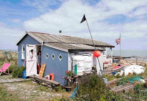 Old British Beach Shack Small Beach Cottage, Shack House, Rustic Beach House, Beach Shacks, British Beaches, Shabby Chic Beach, Deco Marine, Style Surf, Surf House