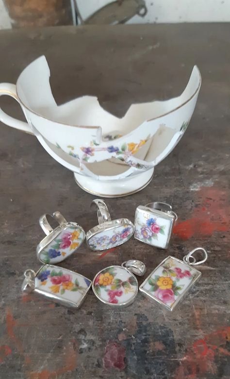 Cette artiste transforme les tasses en porcelaine en bijoux fantaisies Broken Pottery Jewelry, Broken China Crafts, Teacup Crafts, China Crafts, Broken China Jewelry, Tanah Liat, Vintage Jewelry Crafts, Summer Decorating Ideas, China Jewelry