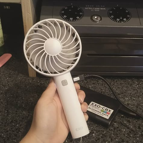 Mini Fan Aesthetic, Kipas Angin Portable, Mimi Love, Aesthetic Objects, Roller Shoes, Portable Fans, Kaftan Designs, Kawaii Cooking, Makeup Accesories