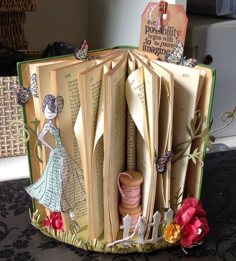 Art Altéré, Old Book Crafts, Recycled Books, Dough Ornaments, Desain Quilling, Book Page Crafts, Seni Dan Kraf, Altered Book Art, Folded Book Art